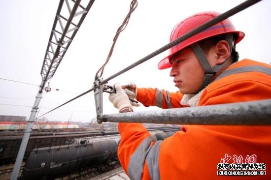 4月7日下午，哈尔滨铁路局供电段负责维护北疆对俄重要铁运线路――滨洲线的“接触网”技术工人们，正在对刚实现电气化的大庆安达区段进行首次越冬后的全面“体检”。去年11月，滨洲电气化铁路哈尔滨至齐齐哈尔段正式开通，作为中俄间的重要铁运线，运行了100多年的滨洲铁路进入“电气化时代”；至此，其线路“接触网”的维护工作今天全面展开，其电压达2.75万伏，距离地面6米多高，而从事电气化铁路维护、保养及抢修属于高压、高空、高危工种，被称作铁路“蜘蛛侠”。 记者 王舒 摄